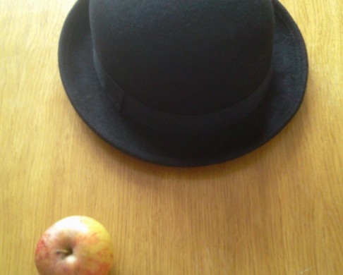 Hut und Apfel, Magritte