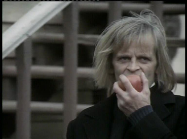 Klaus Kinski und der Apfel in dem Film Adios Comaneros
