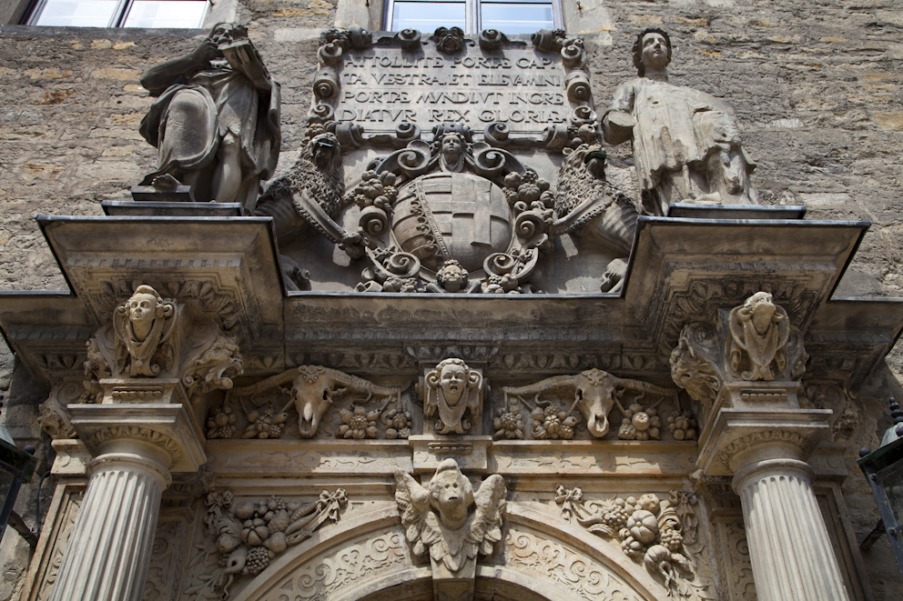 Merseburger Schloss Fassade mit Äpfeln