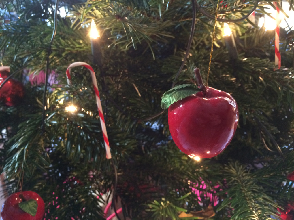 Weihnachtsapfel im Weihnachtsbaum